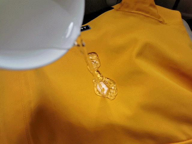 沙乐华明星同款冲锋衣,沙乐华和哥伦比亚冲锋衣哪个好