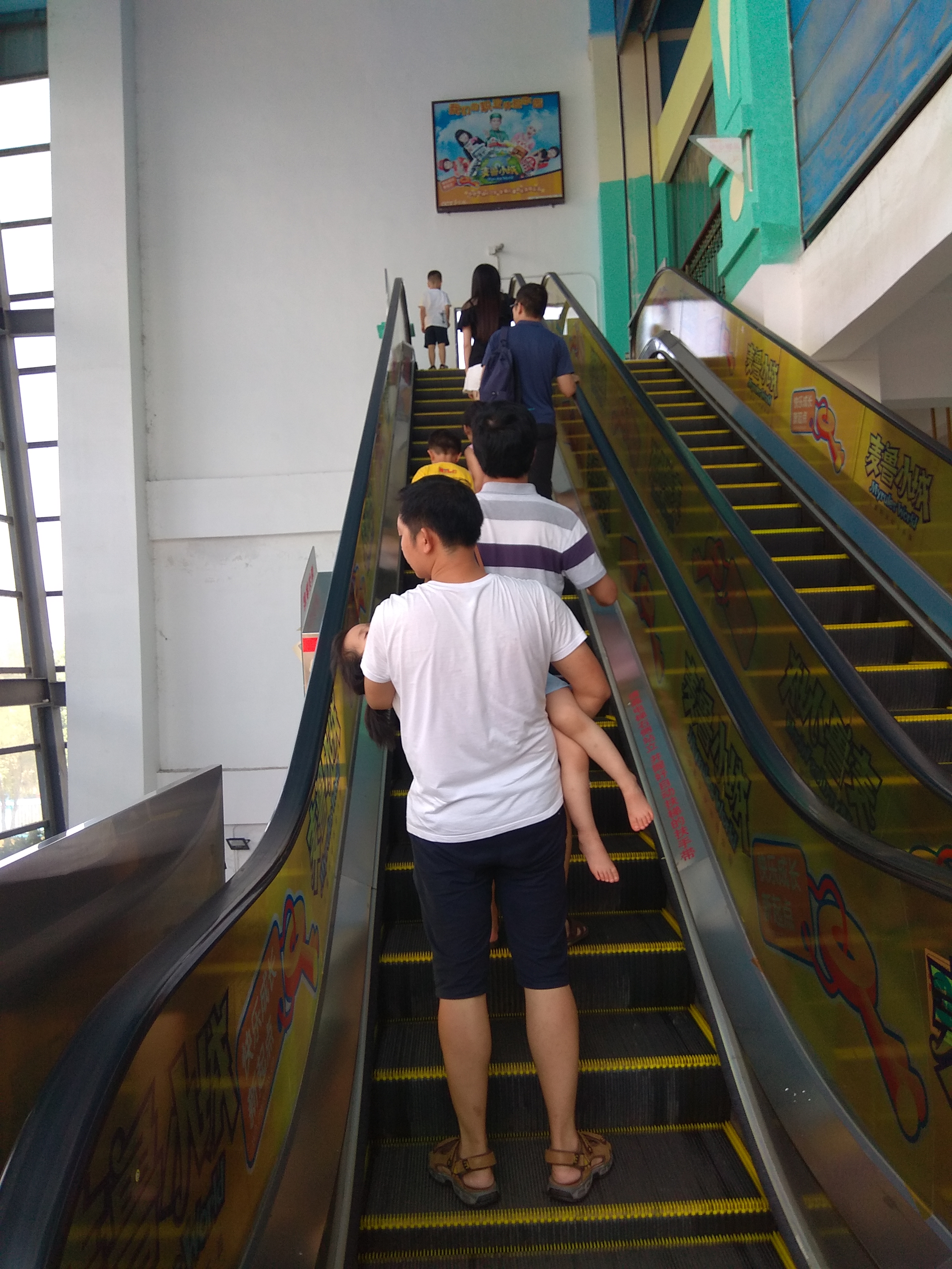 暑期狂欢--彤*妞小**第一次体验麦鲁小城，嗨翻喽