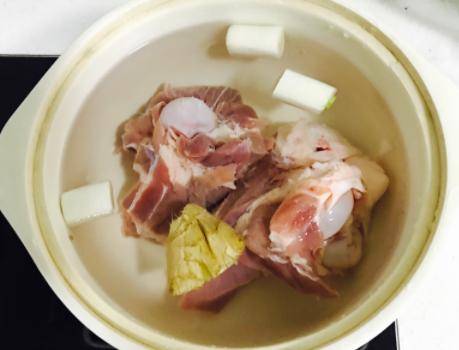 炖大骨头汤怎么炖得又烂又香,炖大骨头汤要放哪些香料