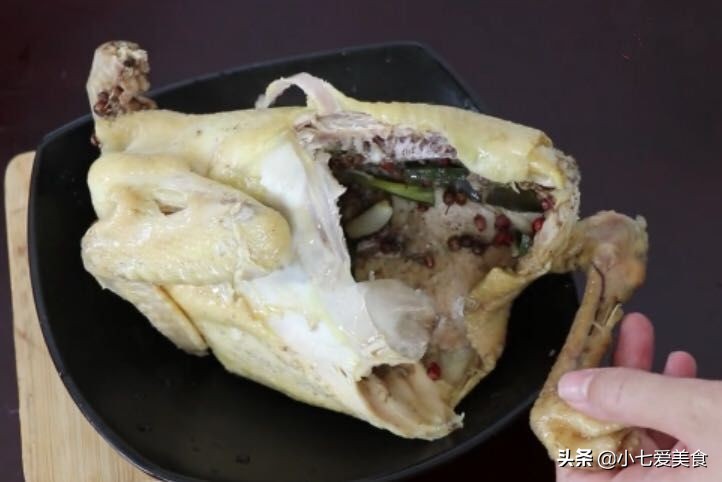 整只鸡扔进电饭煲里焖不加一滴水,把一整只鸡扔进电饭煲内太好吃了