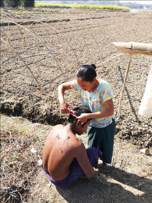 缅甸女人河边洗头,缅甸女街边洗头