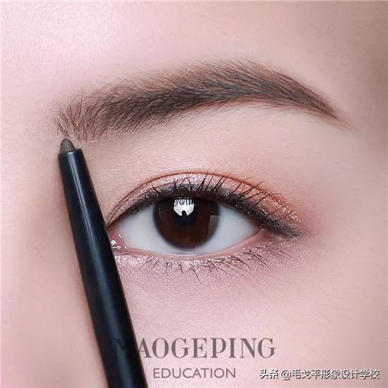 眉毛画的漂亮,眉毛画得好的秘诀就是用马克笔