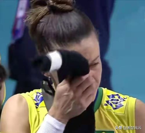 轻视的巴西教练，队员戴口罩比赛和丢分发怒，中国女排以胜利回击