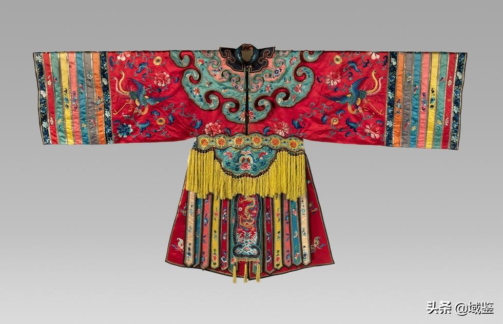 动辄数十万的京剧戏服，写满了中国故事