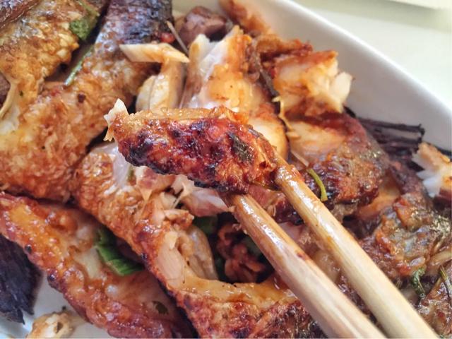 麻辣烤鱼又香又辣好吃到流口水,鲜美烤鱼肉质鲜嫩好吃到飞起