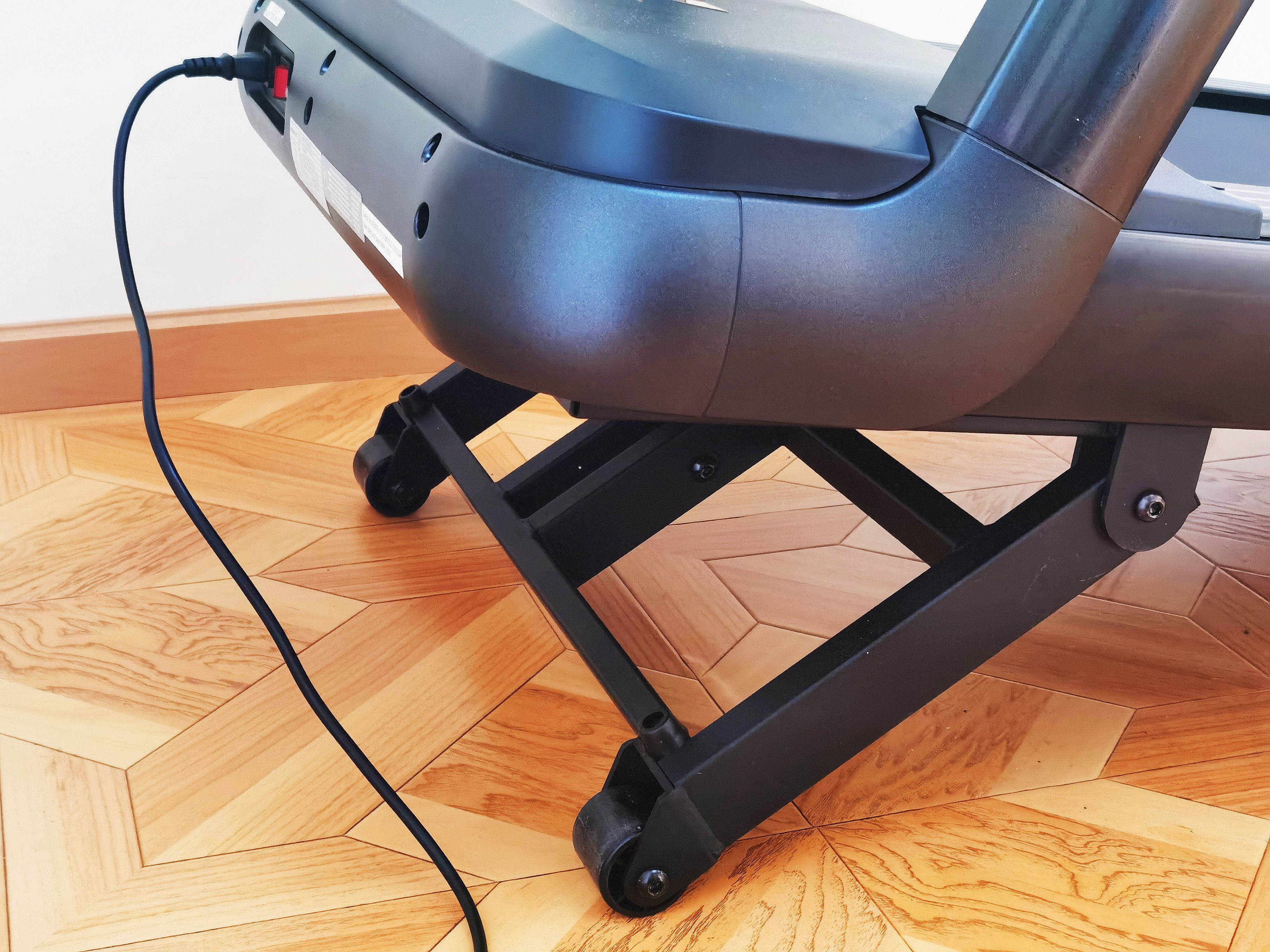 跟着小姐姐一起锻炼,跑步机推荐家用锐步