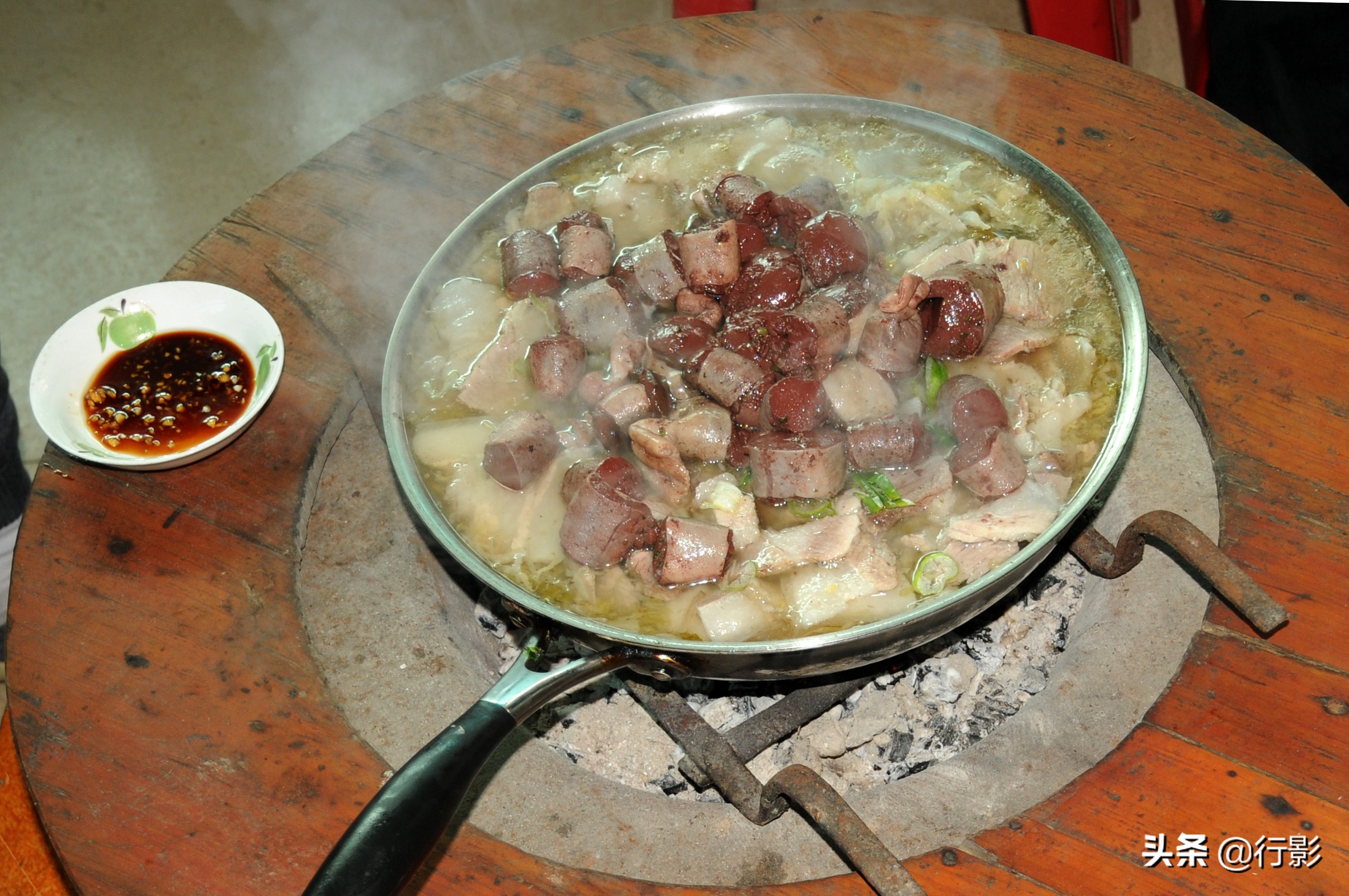 南方人感受东北杀年猪,冰天雪地杀年猪热气腾腾东北味