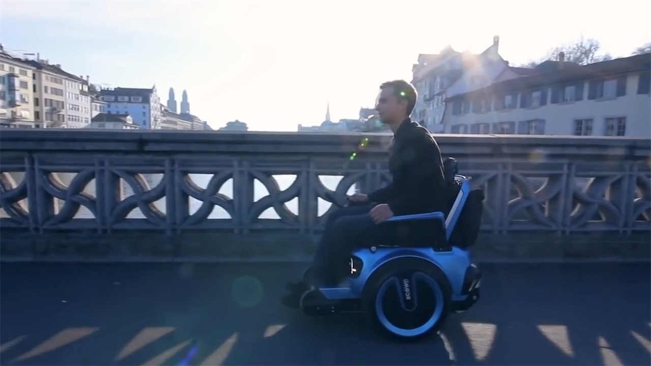 瑞士22岁大学生，发明“自动爬楼梯”轮椅，像坦克的履带？