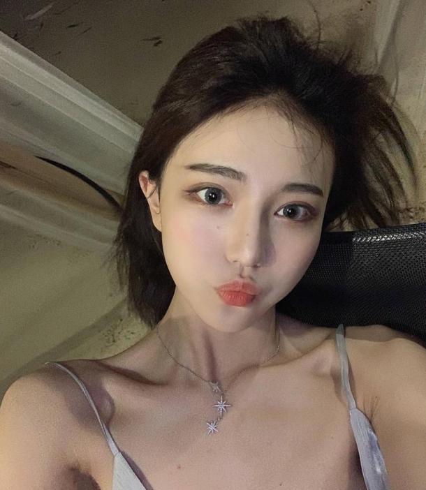 父亲出面洗白后,项思醒再曝黑料,3500买的包,却找男友报45000