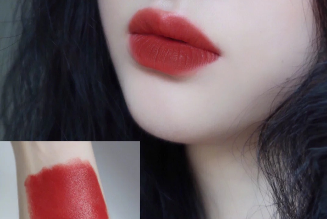 唇色深适合雅诗兰黛口红699正红色,黄皮秋冬必买大牌口红
