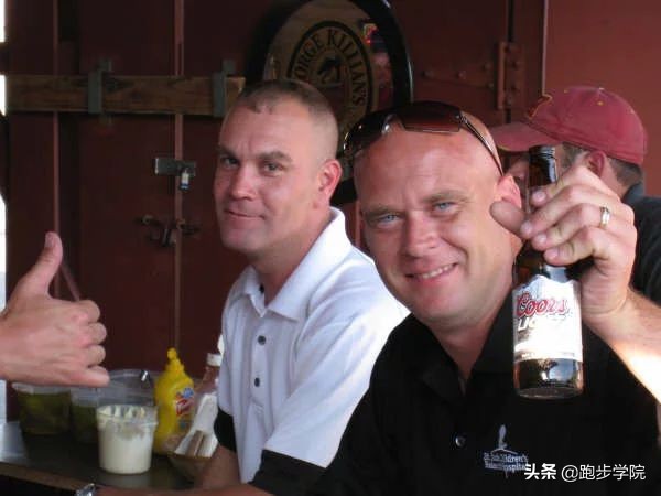 跑步一年瘦了100斤,小伙坚持跑步半年狂瘦50斤