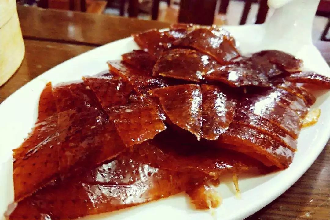 烤鸭肥而不腻回味无穷,烤鸭真好吃又酥又香