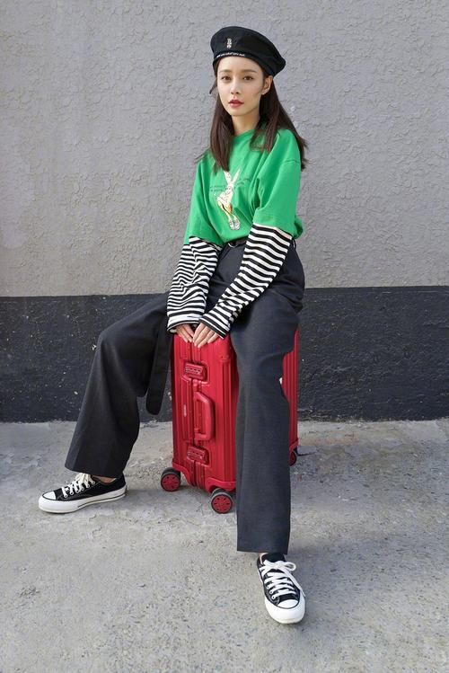 沈梦辰穿绿色衬衫配高腰短裤,可爱沈梦辰穿粉色卫衣