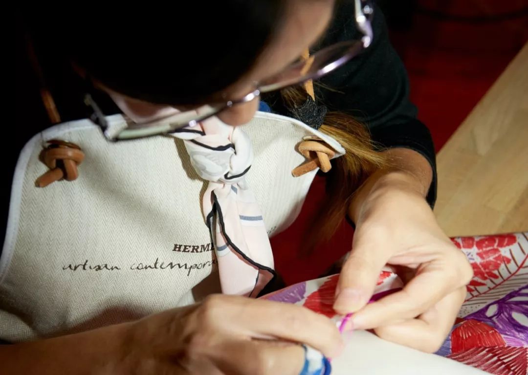 爱马仕丝巾为啥这么贵？7万多种颜色耗时两年看完就觉得值了