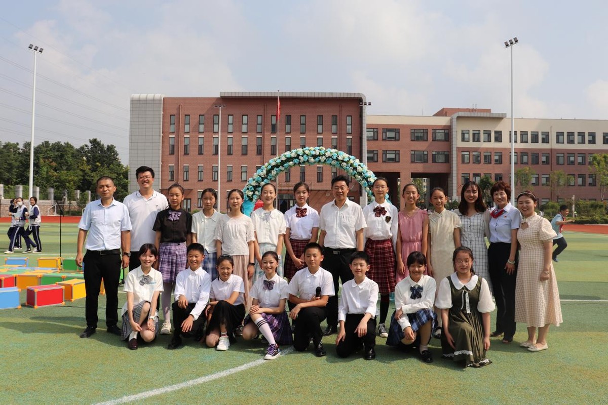 “恩师掬取天池水，洒向人间育英才”弘毅中学庆祝教师节主题活动