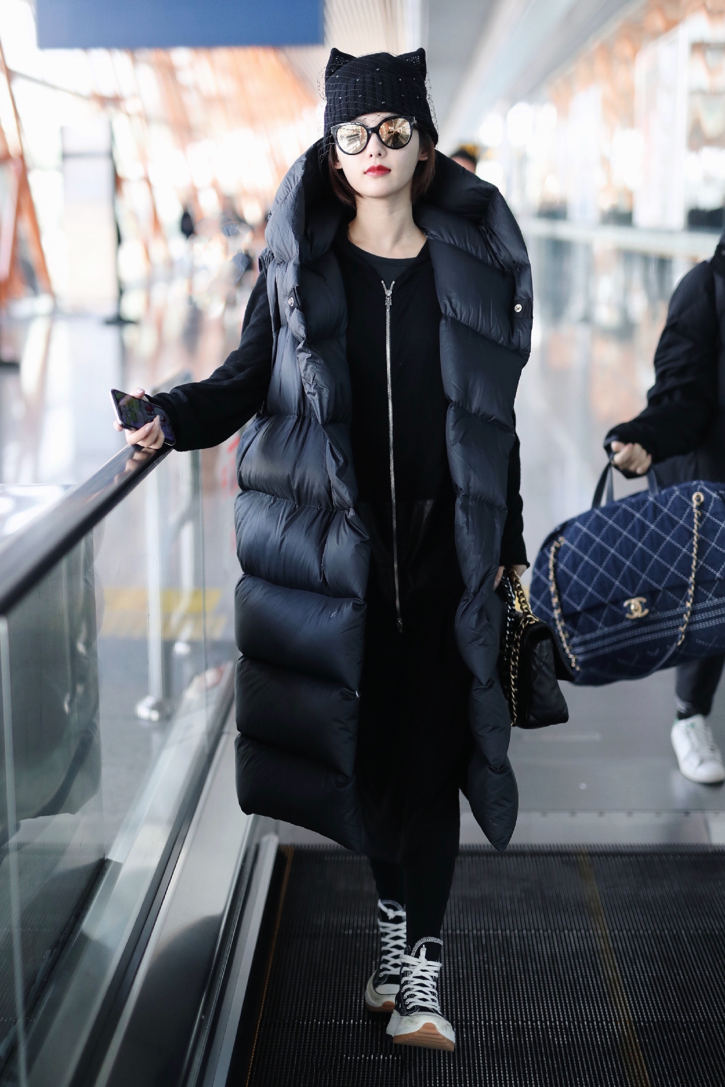 张嘉倪穿搭回归现实,张嘉倪现身机场走路带风御姐全开