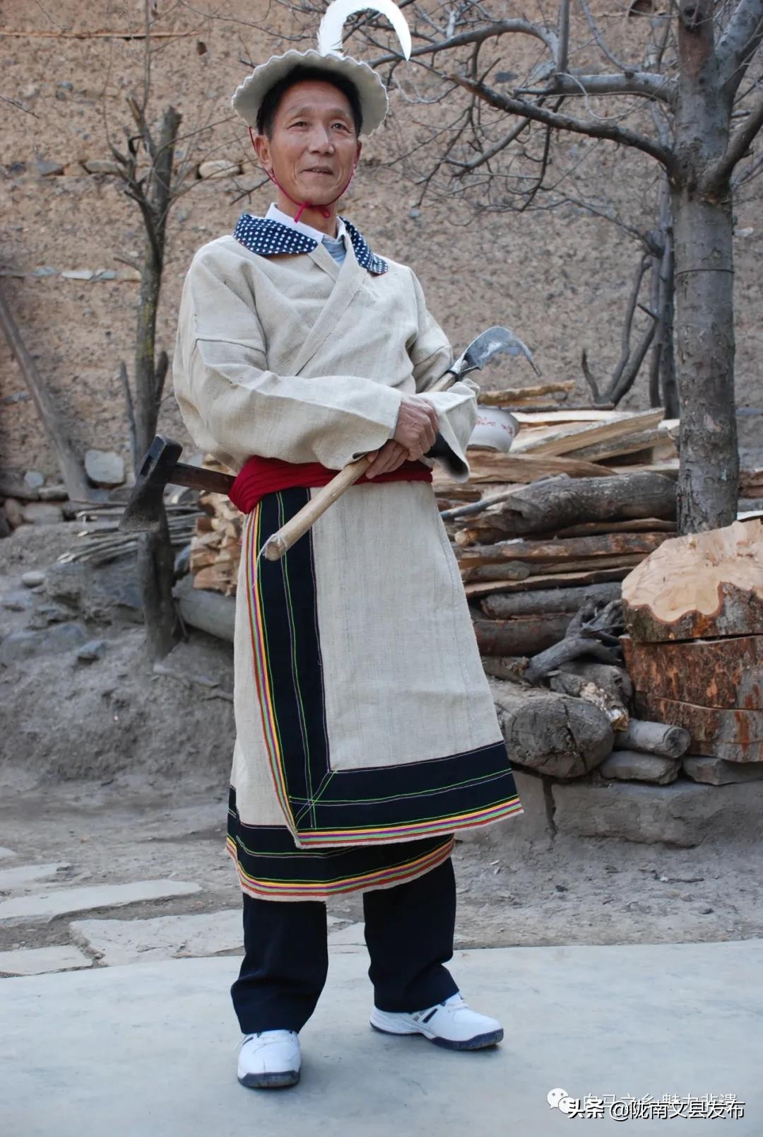 白马民族服装,白衣人服饰