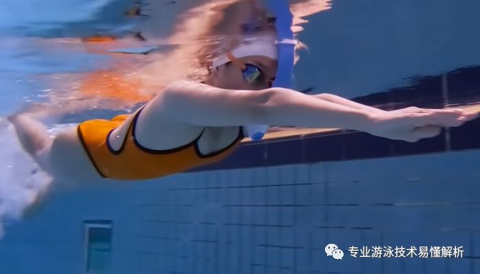 悄无声息的入水有技巧，如何避免水面出现啪啪声？