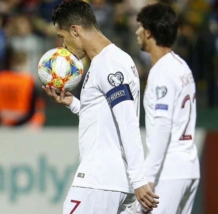 欧预赛神镜头！1.26亿帝星一脚将球踢出界外27分钟后C罗给他上课