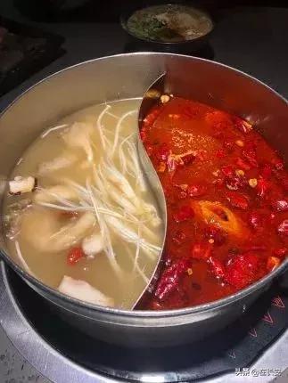 小火锅锅底有六种口味满足你,一桌小火锅