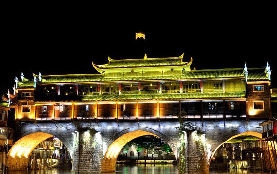 凤凰古城为什么走红,凤凰古城因何扬名于世