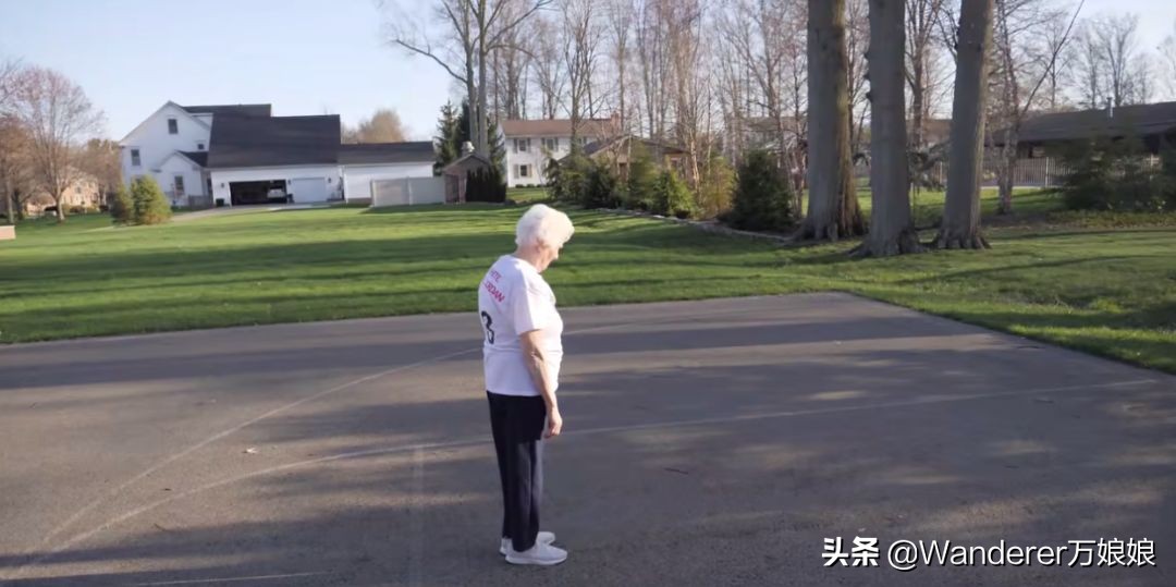 93岁奶奶恶搞27岁孙子一夜爆红！1300万网友实力围观：奶奶太坑了