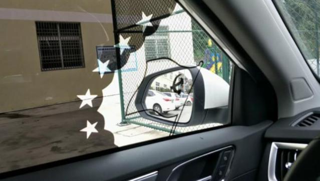 车膜太黑看不见反光镜怎么办,车膜晚上看不清后视镜