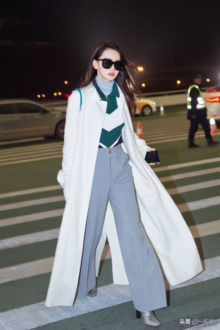 戚薇放大招了,竟穿了羽绒服和睡衣现身机场,混搭界的扛把子啊!