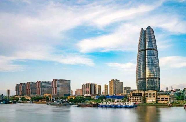 浙江的一所高校，建校仅有32年，全国百强大学，教学楼像百年老校