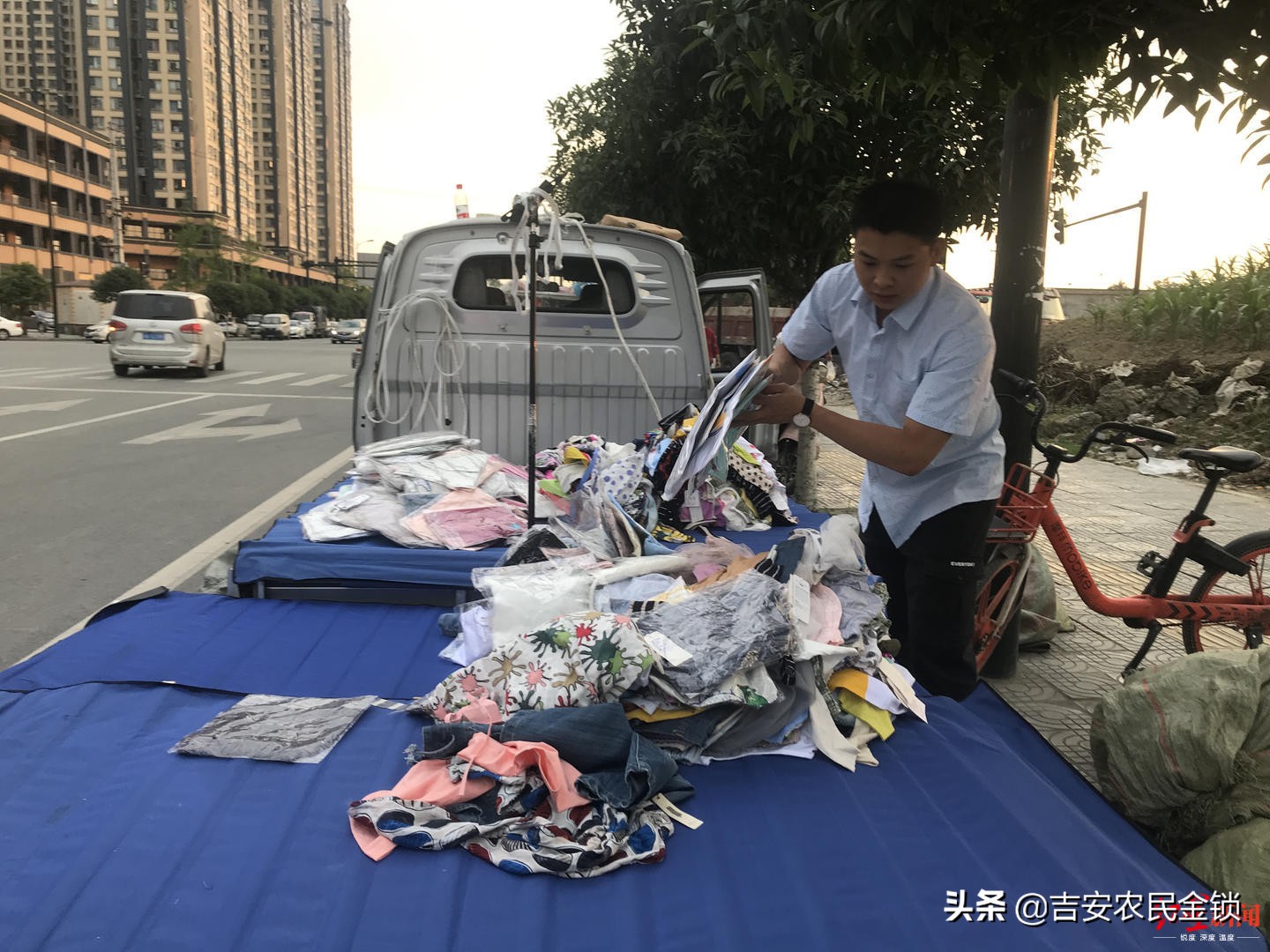 地摊经济火了四川美女第一次摆摊,地摊经济爆火摊主月入三万