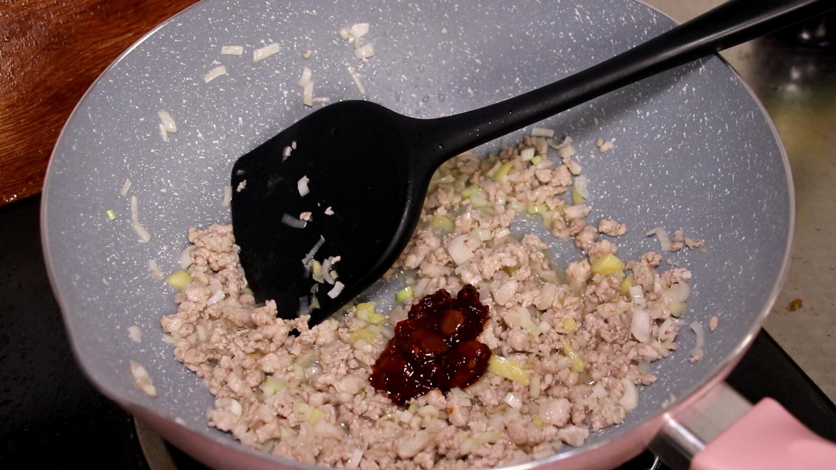 炒瘦肉直接下锅炒,猪瘦肉干硬怎么煮软