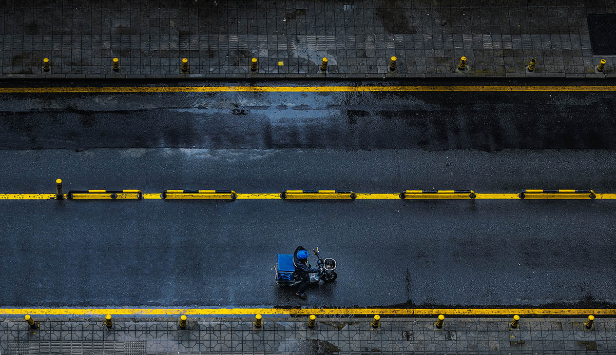 外卖骑手与平台之间构成什么关系,律师关于外卖骑手的问题