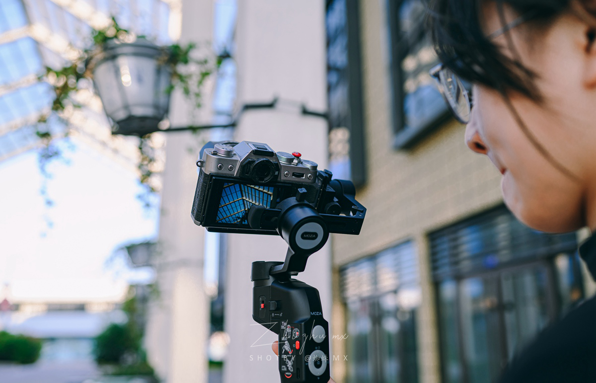 “跨界级”专业防抖，手机和微单都可用，普通人的视频“法宝”