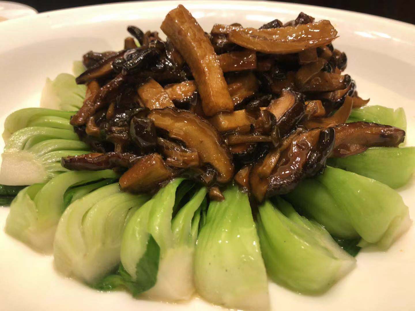 郑州石磨烩面喧嚣热闹,深夜开车路过吃一碗,这几道硬菜过目不忘