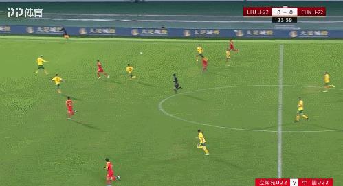 中国足球1分钟2次业余停球：停出底线+停给对手，郝伟却拍手鼓励