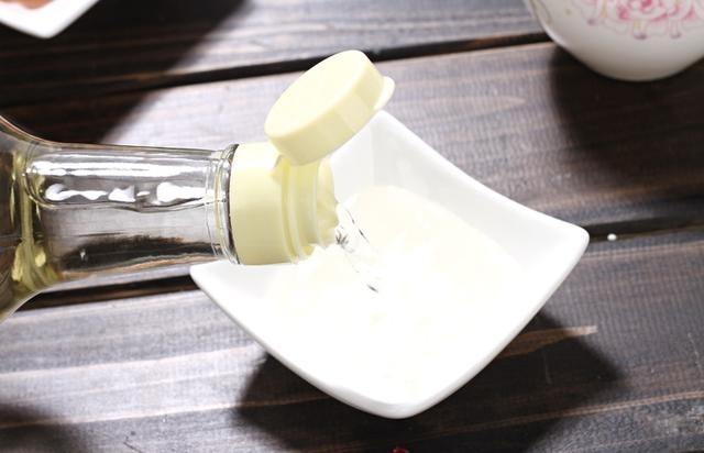 厨房灶台缝隙渗水,水槽和灶台缝隙漏水