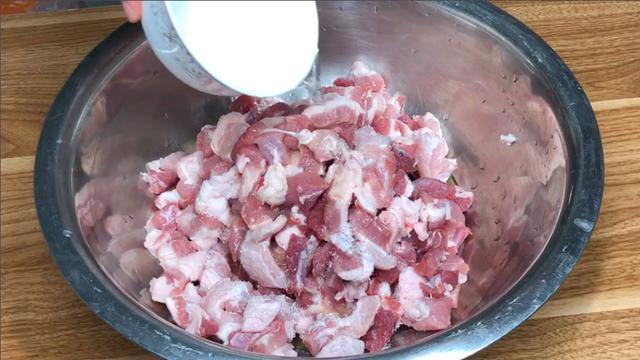 烧烤摊上的烤肉串为啥好吃?秘诀全在腌制上,配方做法详细告诉你