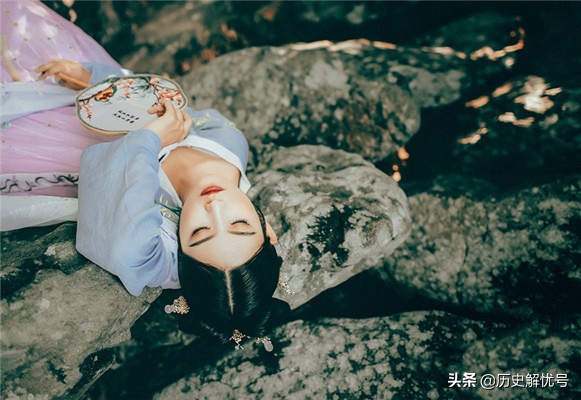 李白写给杨贵妃的诗为啥被赶出去,李白清平调到底有没有讽刺杨贵妃