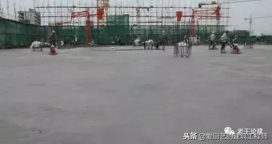 把控混凝土强度,浇混凝土板面平整的方法