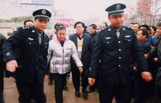 陈国军刘晓庆姜文三人照片,陈国军找姜文谈话