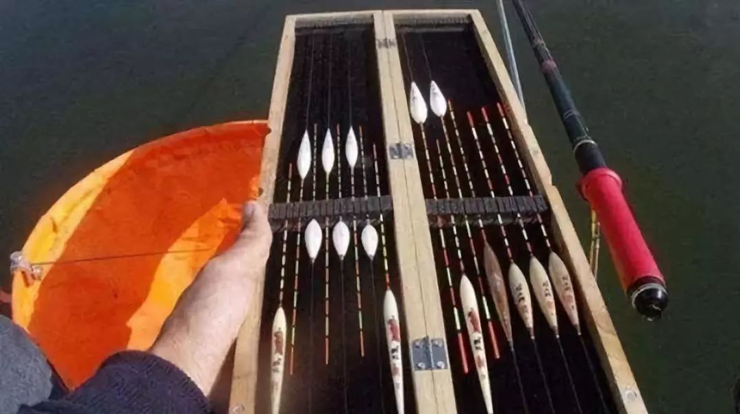 深秋钓鲫鱼用饵料好还是蚯蚓好,深秋钓鲫鱼用长竿好还是用短竿好