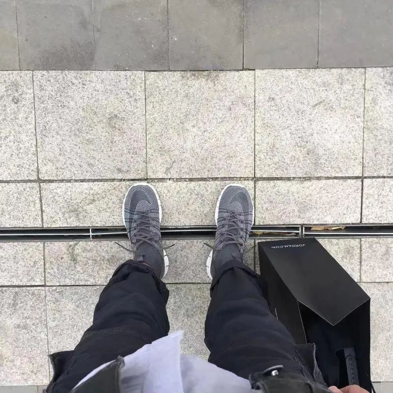 涨见识了!原来很多开宝马的都有一面鞋墙,穿的球鞋不上千就上万