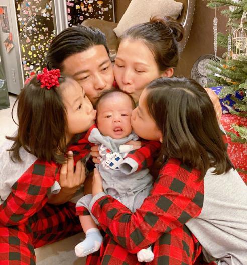 蔡少芬张晋全家福上热搜,三胎儿子“唐装”出镜,年味儿十足
