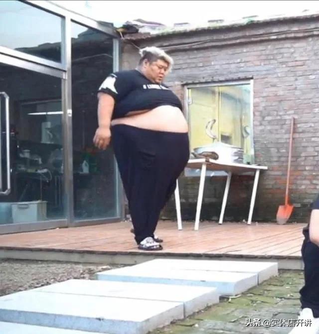 开餐馆亏本做吃播年入百万，560斤的河北小伙比“泡泡龙”还拼