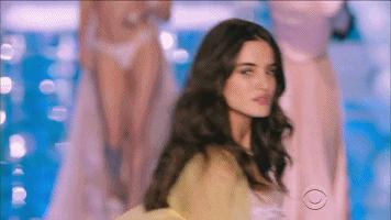 贝贝美妆新片神颜获赞，曾因吐槽霉霉挡道、Gigi太胖遭“封杀”？