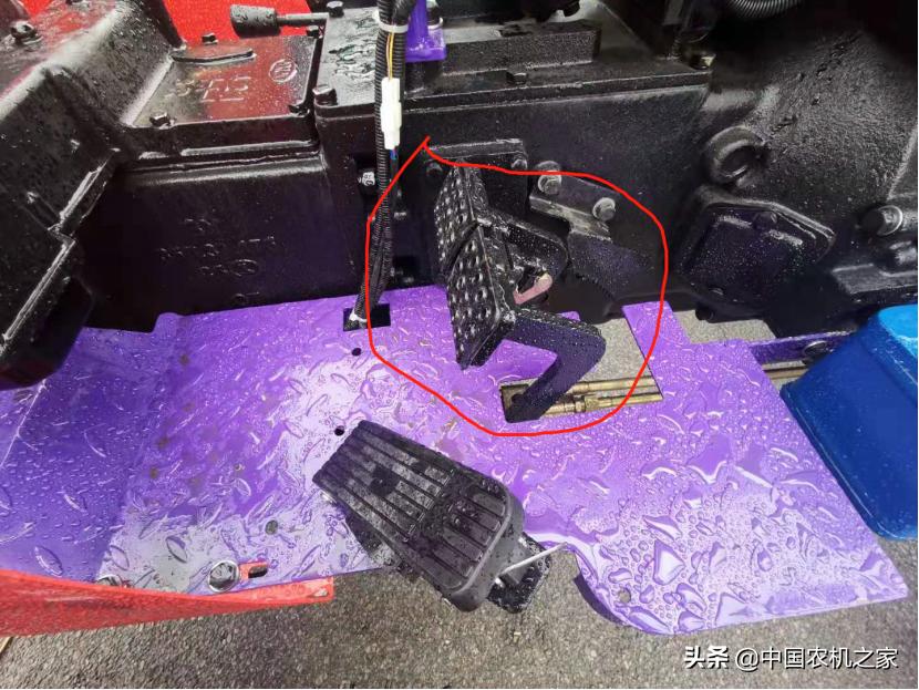 废铁履带玉米收获机,废铁玉米收割机二轮的多少钱