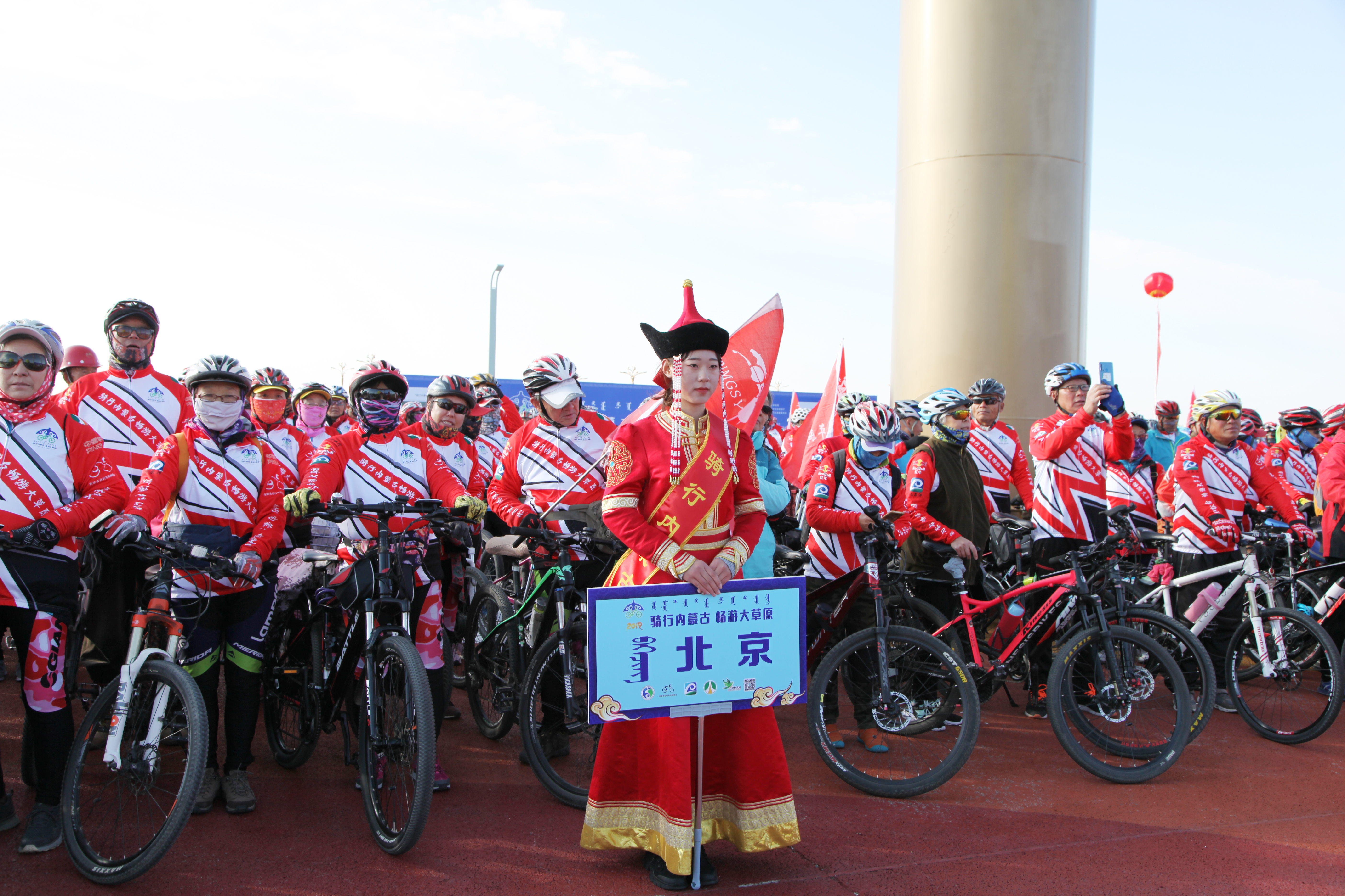 首届“骑行内蒙古畅游大草原”骑游比赛13日在呼和塔拉开赛