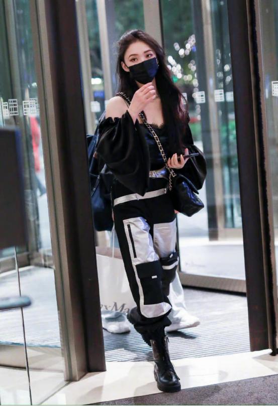 林允衣着清凉大秀香肩小蛮腰,林允最新造型少女感十足