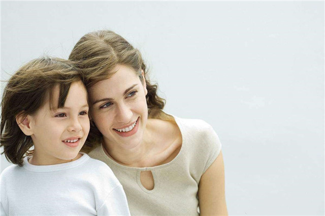 碰上“话痨型”孩子父母别慌张，这几招教你轻松应对