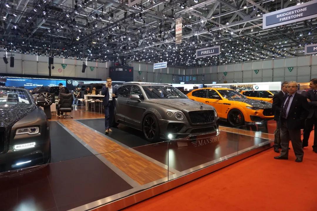 石油大亨的黑色定制跑车,黄金布加迪威龙玩具车